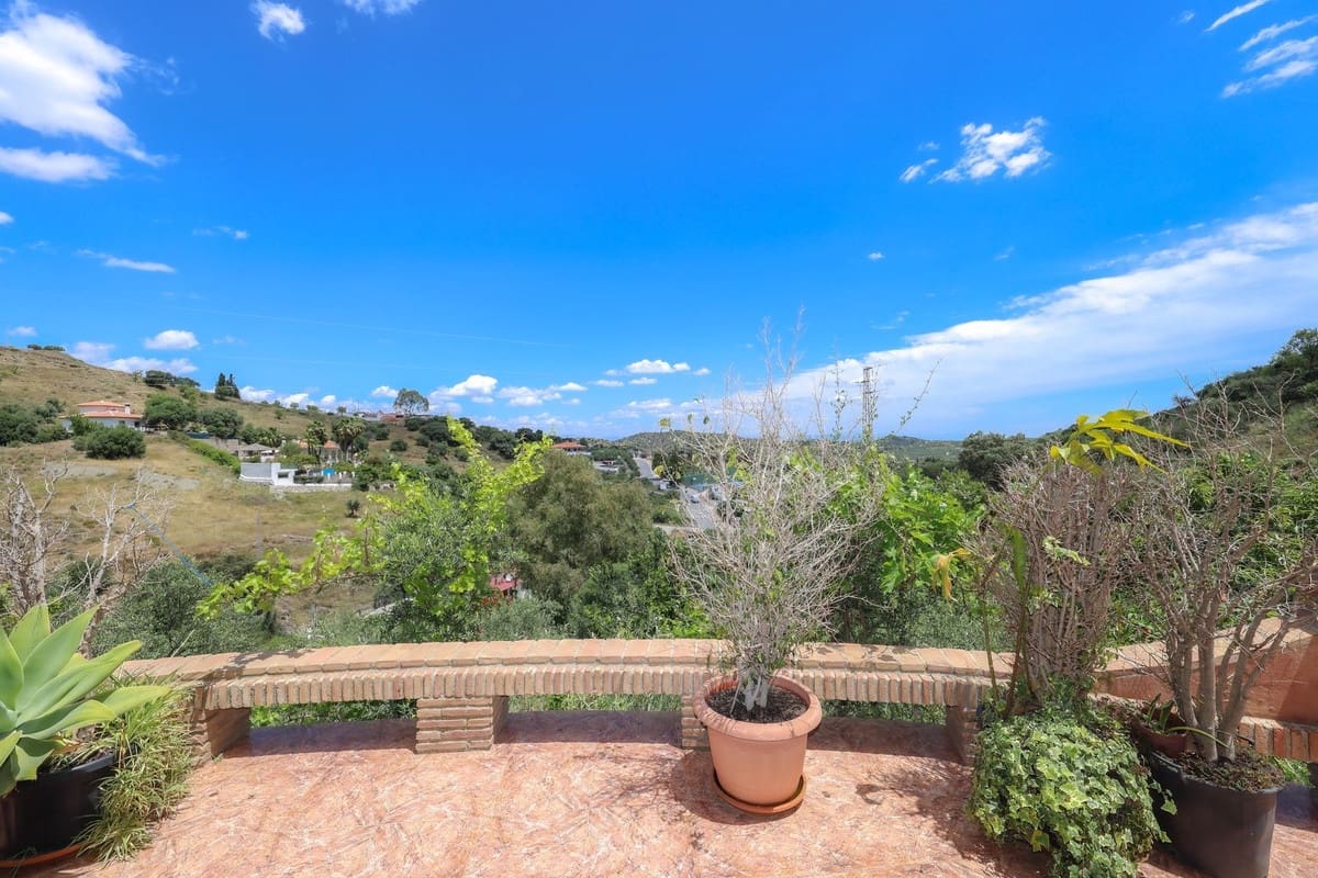 3 bedroom Villa for sale in Monda with pool - € 570,000 (Ref: 9863440)