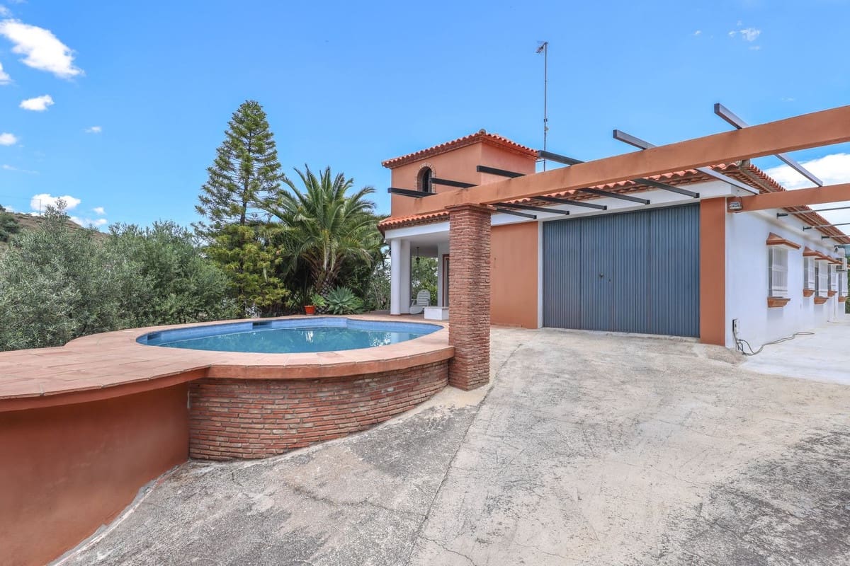 3 bedroom Villa for sale in Monda with pool - € 570,000 (Ref: 9863440)