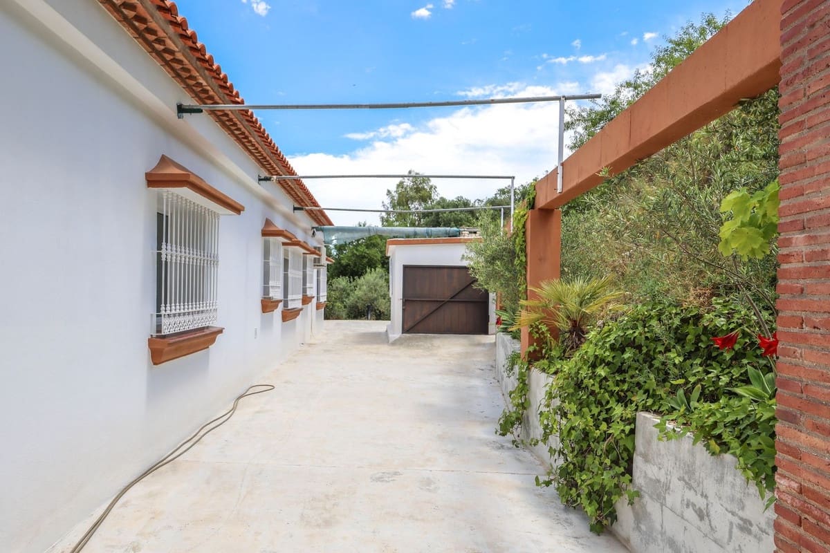 3 bedroom Villa for sale in Monda with pool - € 570,000 (Ref: 9863440)