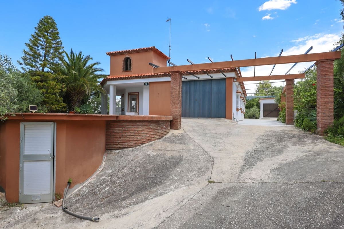 3 bedroom Villa for sale in Monda with pool - € 570,000 (Ref: 9863440)