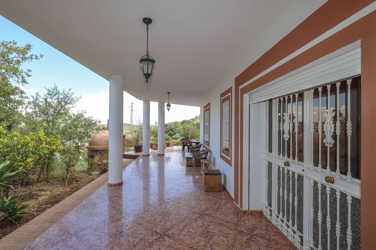 3 bedroom Villa for sale in Monda with pool - € 570,000 (Ref: 9863440)