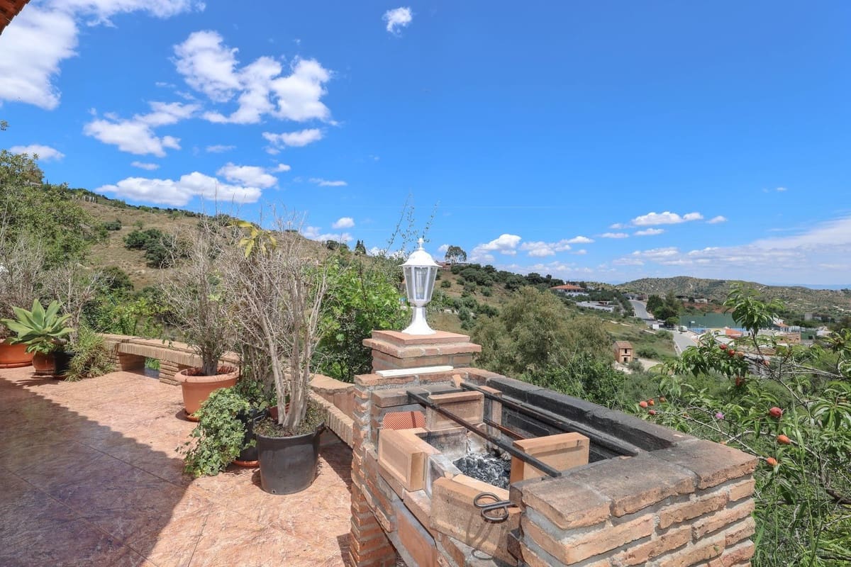 3 bedroom Villa for sale in Monda with pool - € 570,000 (Ref: 9863440)