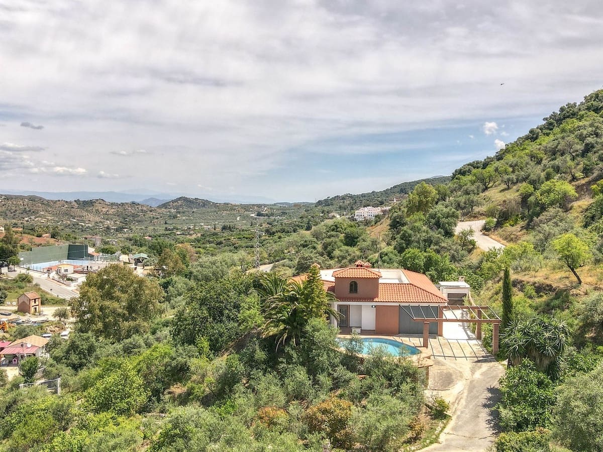 3 bedroom Villa for sale in Monda with pool - € 570,000 (Ref: 9863440)