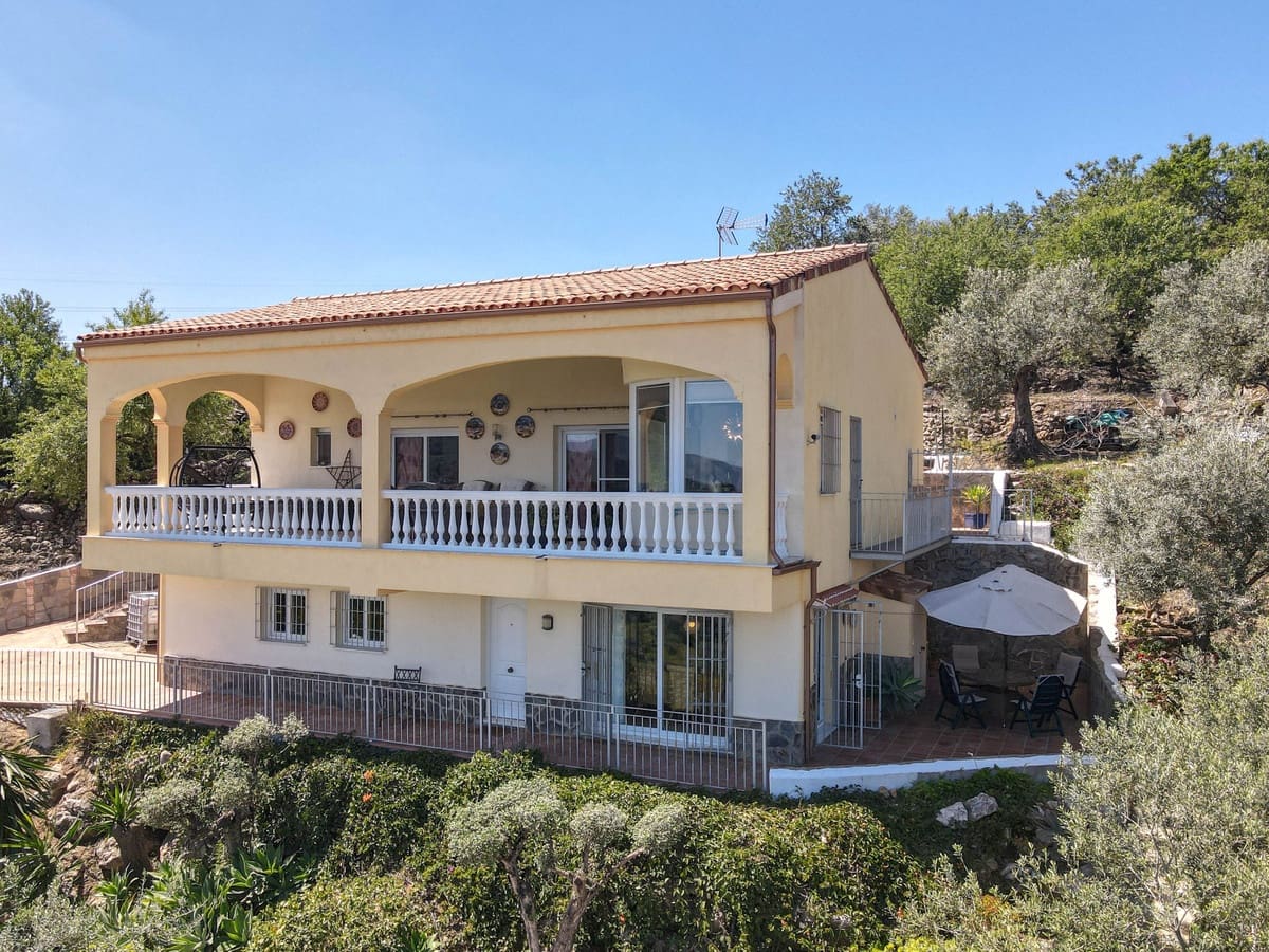 4 bedroom Villa for sale in Monda with pool garage - € 495,000 (Ref: 9867479)