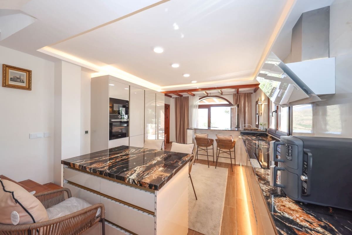 4 bedroom Villa for sale in Guaro with pool garage - € 2,075,000 (Ref: 9905091)