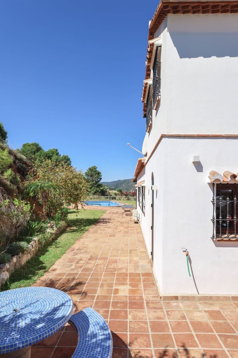 4 bedroom Villa for sale in Guaro with pool garage - € 2,075,000 (Ref: 9905091)