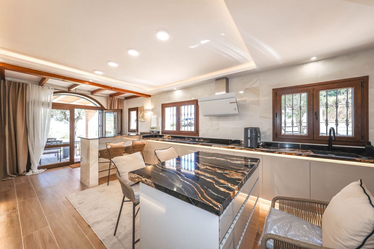 4 bedroom Villa for sale in Guaro with pool garage - € 2,075,000 (Ref: 9905091)