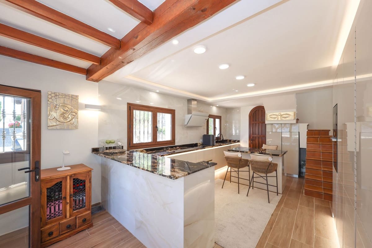 4 bedroom Villa for sale in Guaro with pool garage - € 2,075,000 (Ref: 9905091)