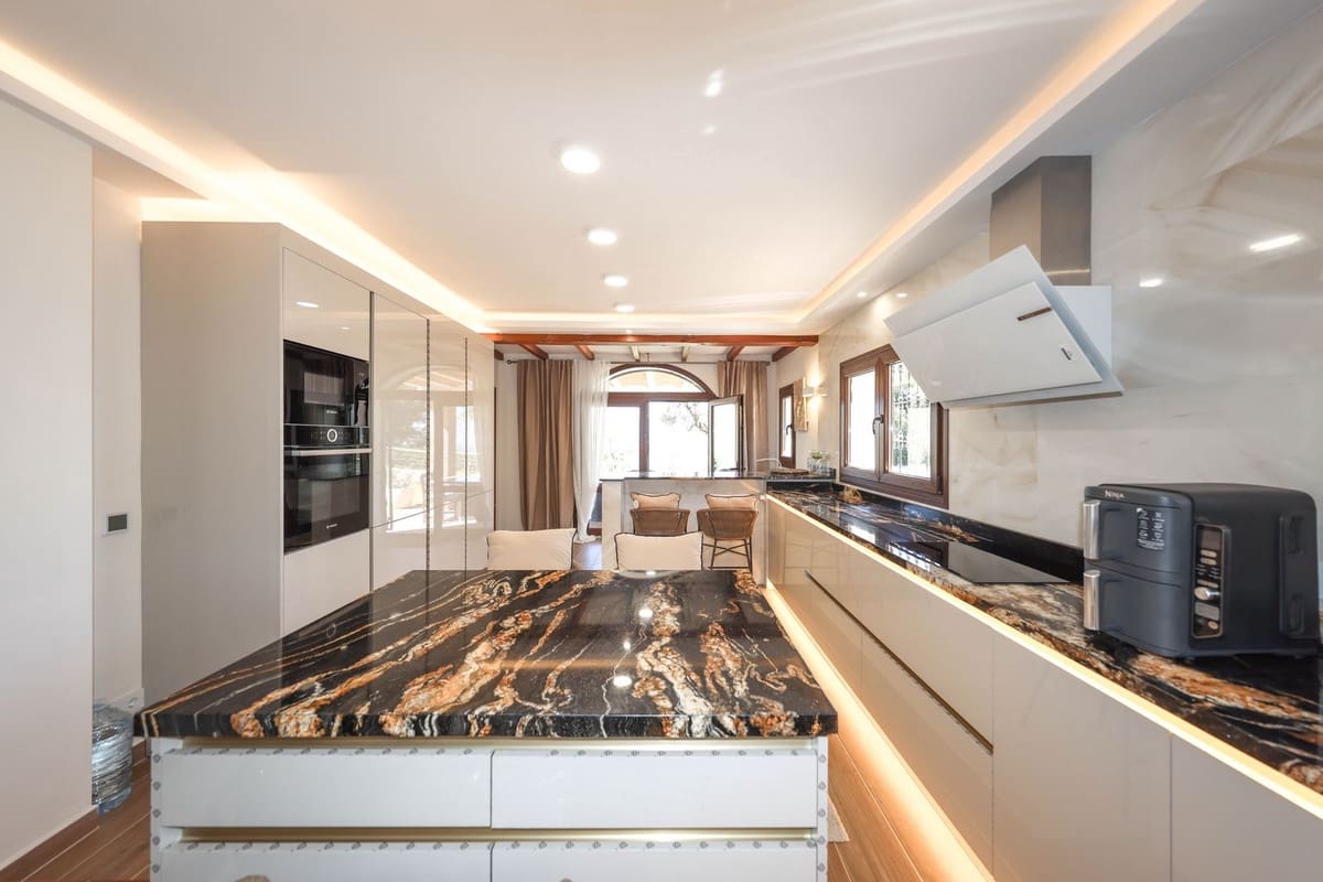 4 bedroom Villa for sale in Guaro with pool garage - € 2,075,000 (Ref: 9905091)