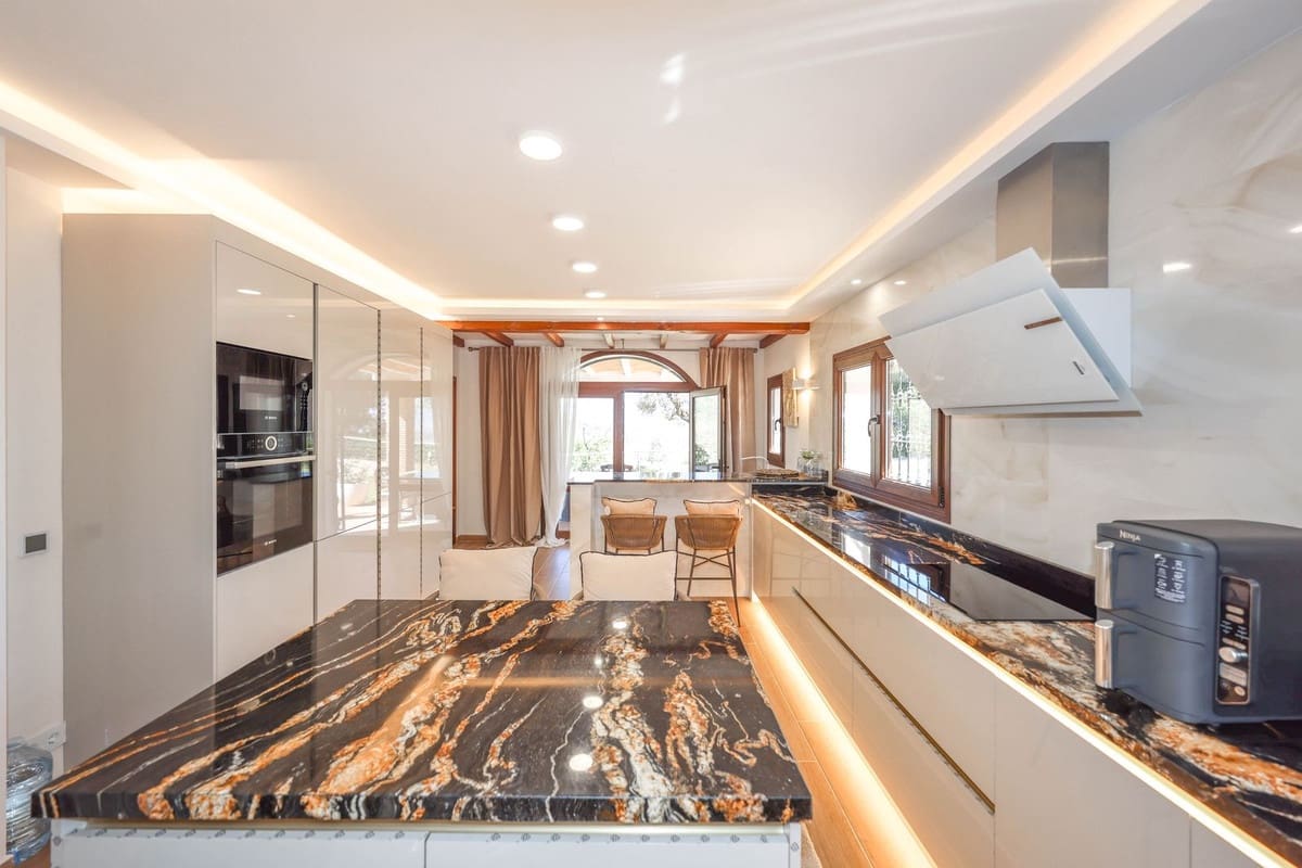 4 bedroom Villa for sale in Guaro with pool garage - € 2,075,000 (Ref: 9905091)