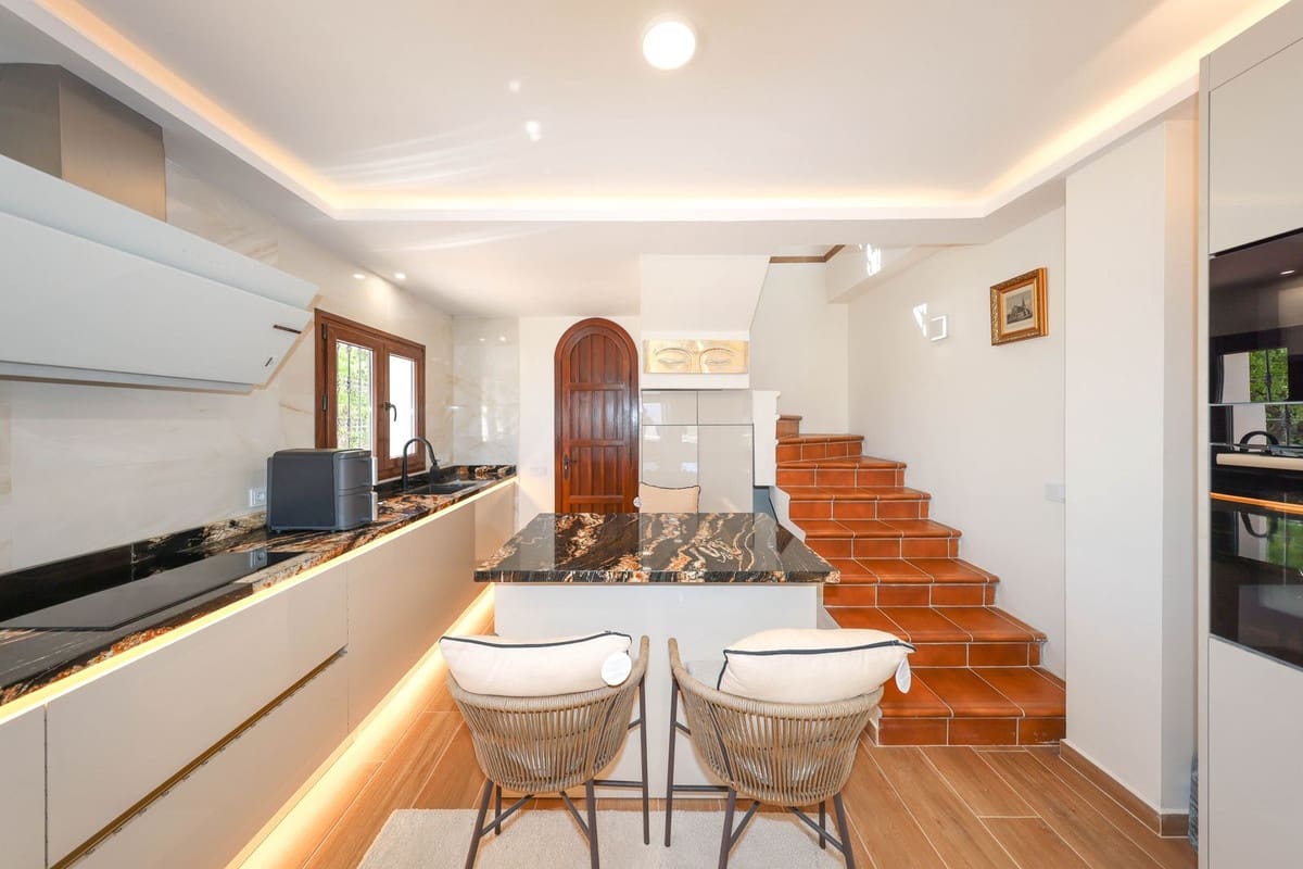 4 bedroom Villa for sale in Guaro with pool garage - € 2,075,000 (Ref: 9905091)