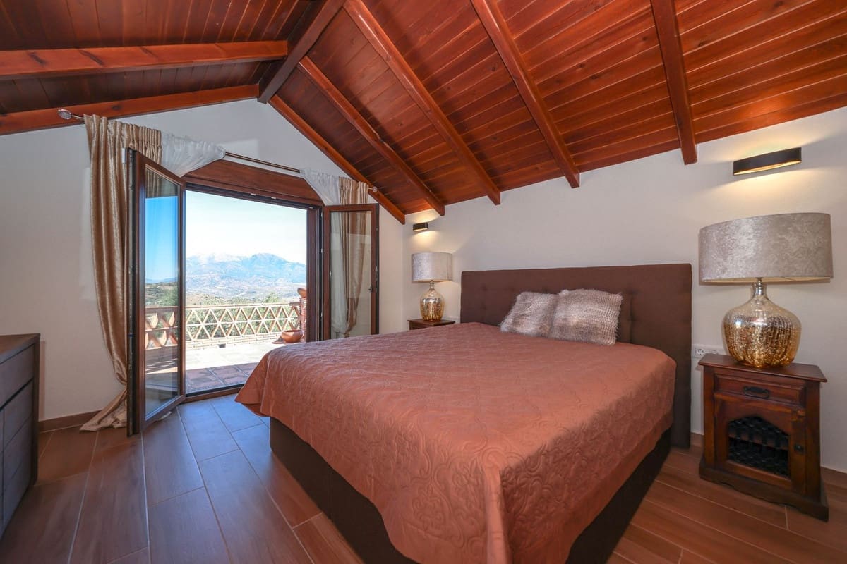 4 bedroom Villa for sale in Guaro with pool garage - € 2,075,000 (Ref: 9905091)