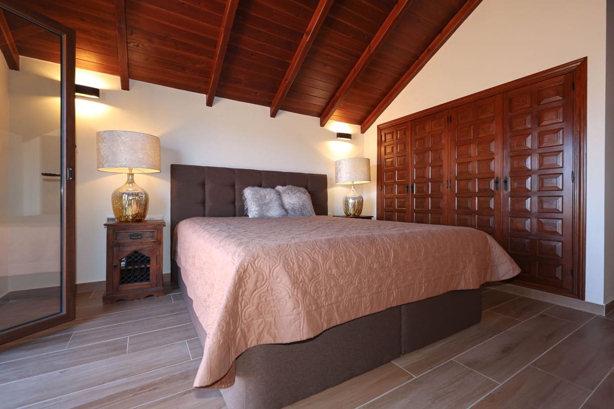 4 bedroom Villa for sale in Guaro with pool garage - € 2,075,000 (Ref: 9905091)