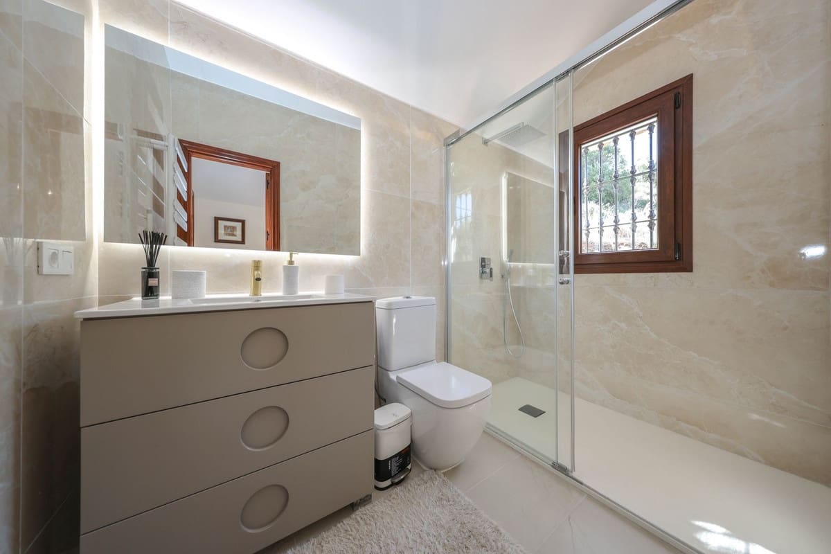 4 bedroom Villa for sale in Guaro with pool garage - € 2,075,000 (Ref: 9905091)