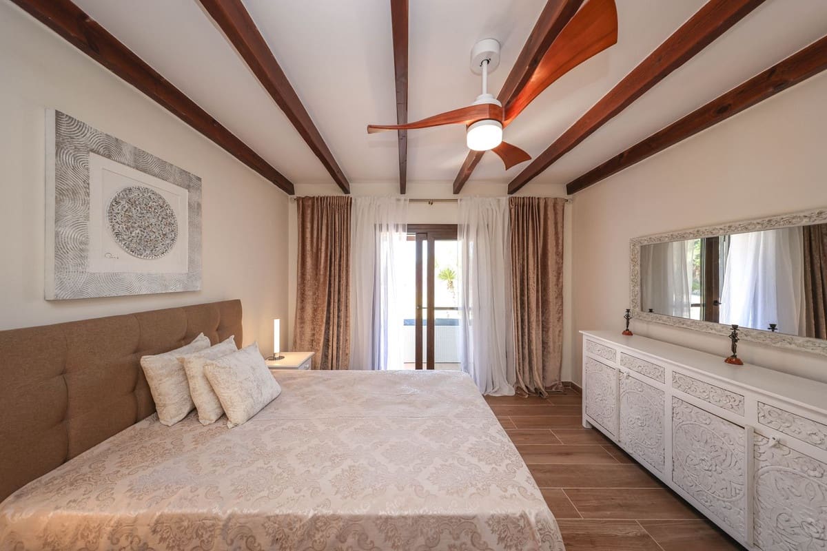 4 bedroom Villa for sale in Guaro with pool garage - € 2,075,000 (Ref: 9905091)
