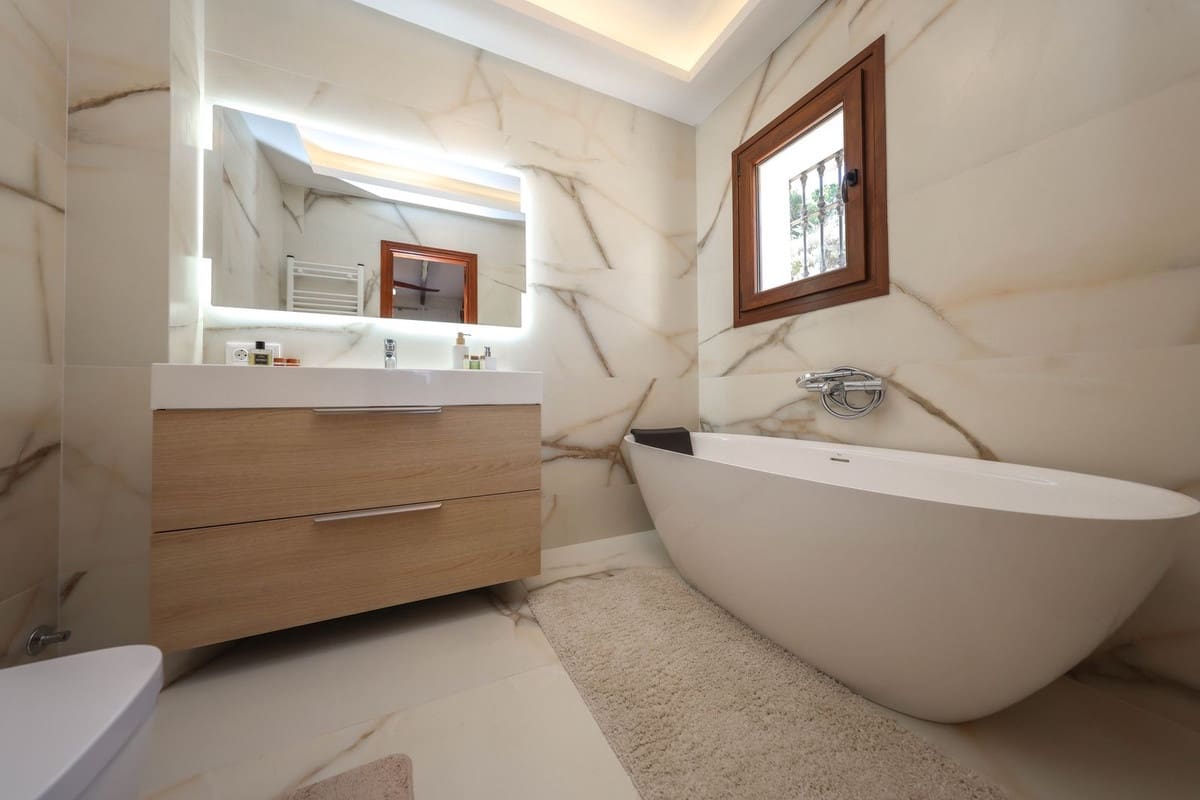 4 bedroom Villa for sale in Guaro with pool garage - € 2,075,000 (Ref: 9905091)