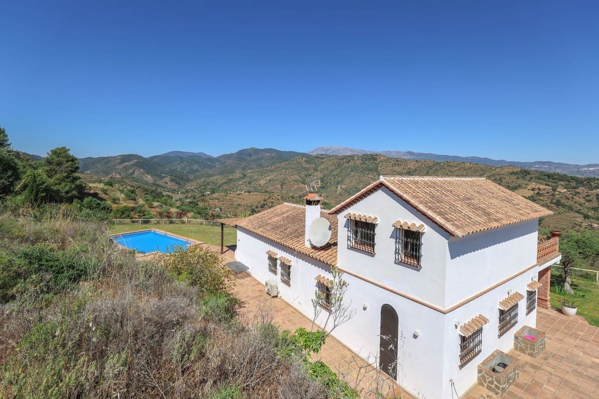 4 bedroom Villa for sale in Guaro with pool garage - € 2,075,000 (Ref: 9905091)