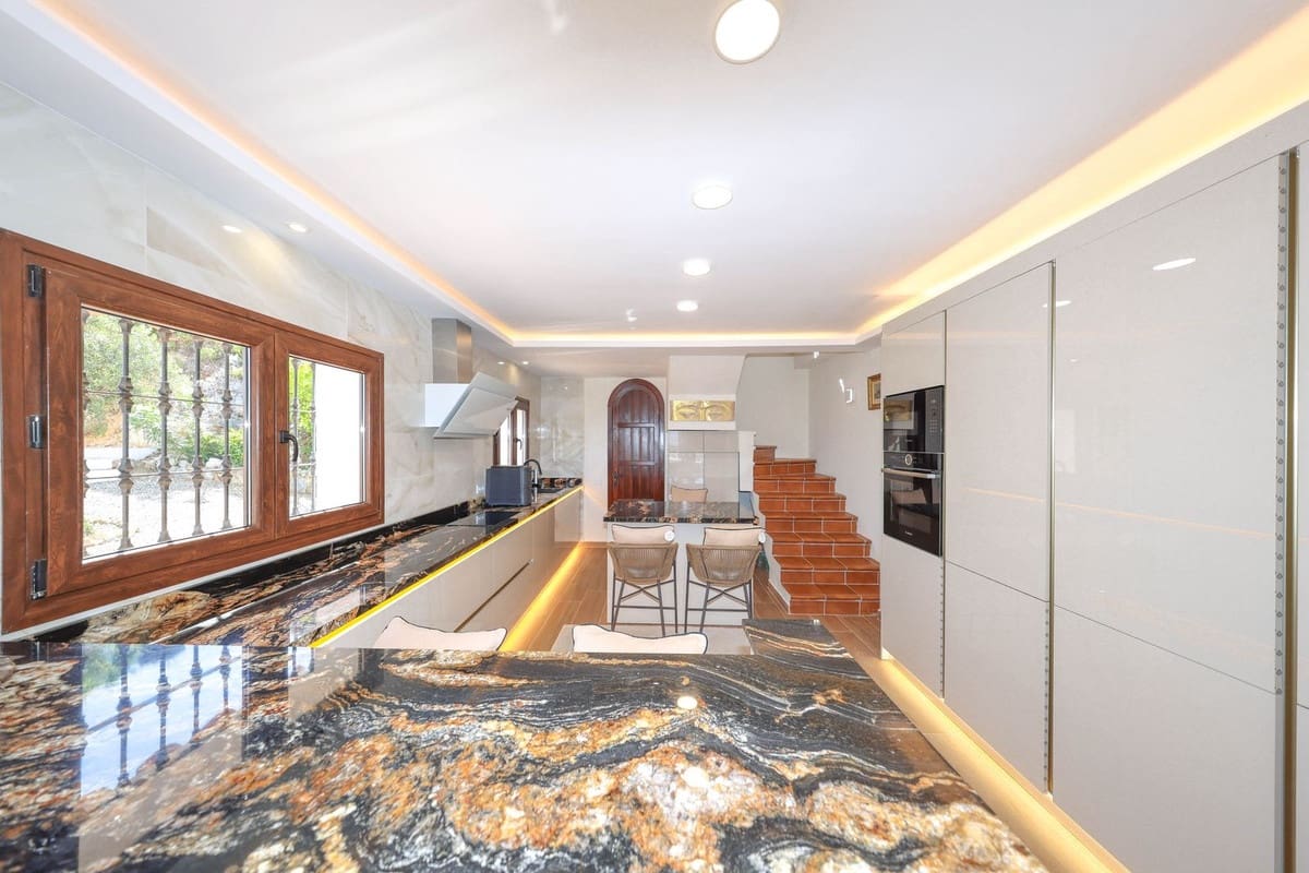 4 bedroom Villa for sale in Guaro with pool garage - € 2,075,000 (Ref: 9905091)