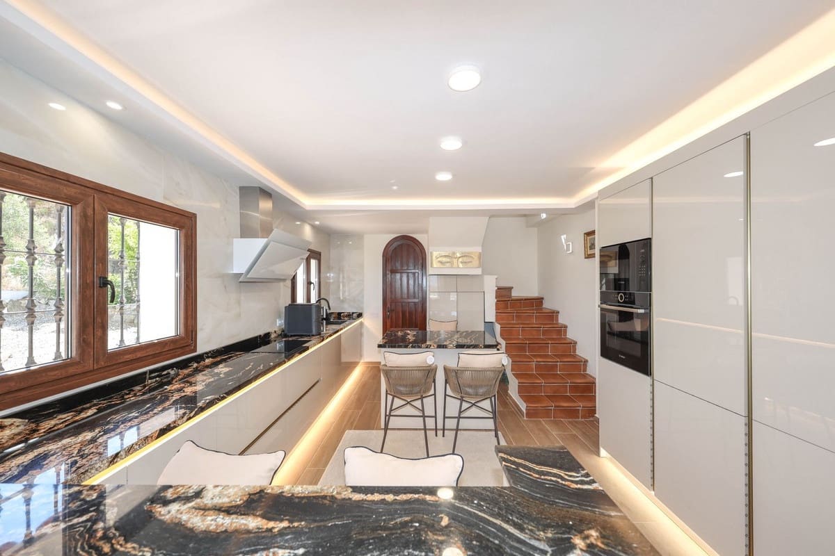 4 bedroom Villa for sale in Guaro with pool garage - € 2,075,000 (Ref: 9905091)
