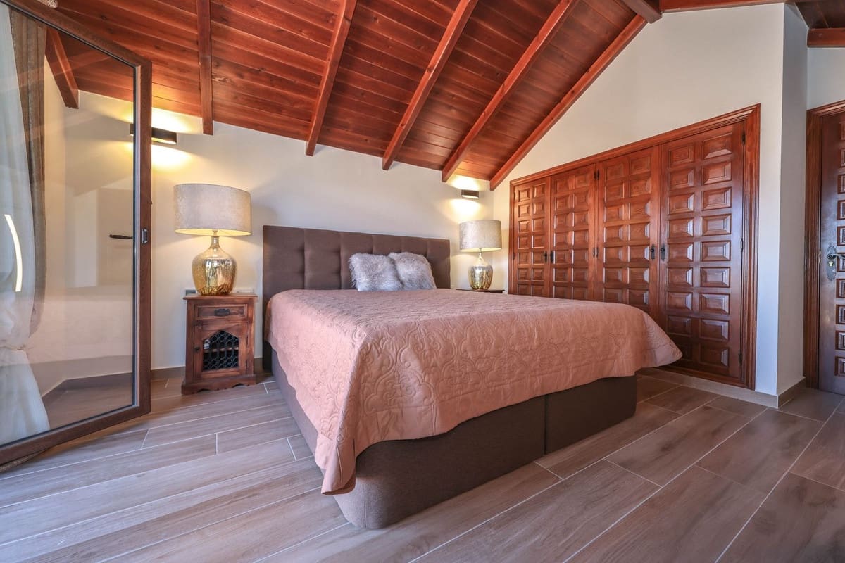 4 bedroom Villa for sale in Guaro with pool garage - € 2,075,000 (Ref: 9905091)