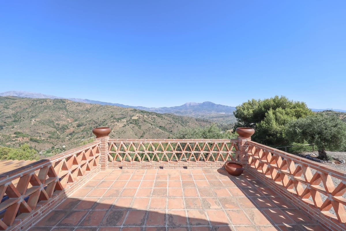 4 bedroom Villa for sale in Guaro with pool garage - € 2,075,000 (Ref: 9905091)