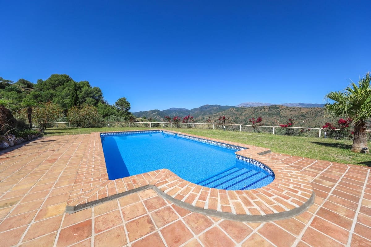 4 bedroom Villa for sale in Guaro with pool garage - € 2,075,000 (Ref: 9905091)