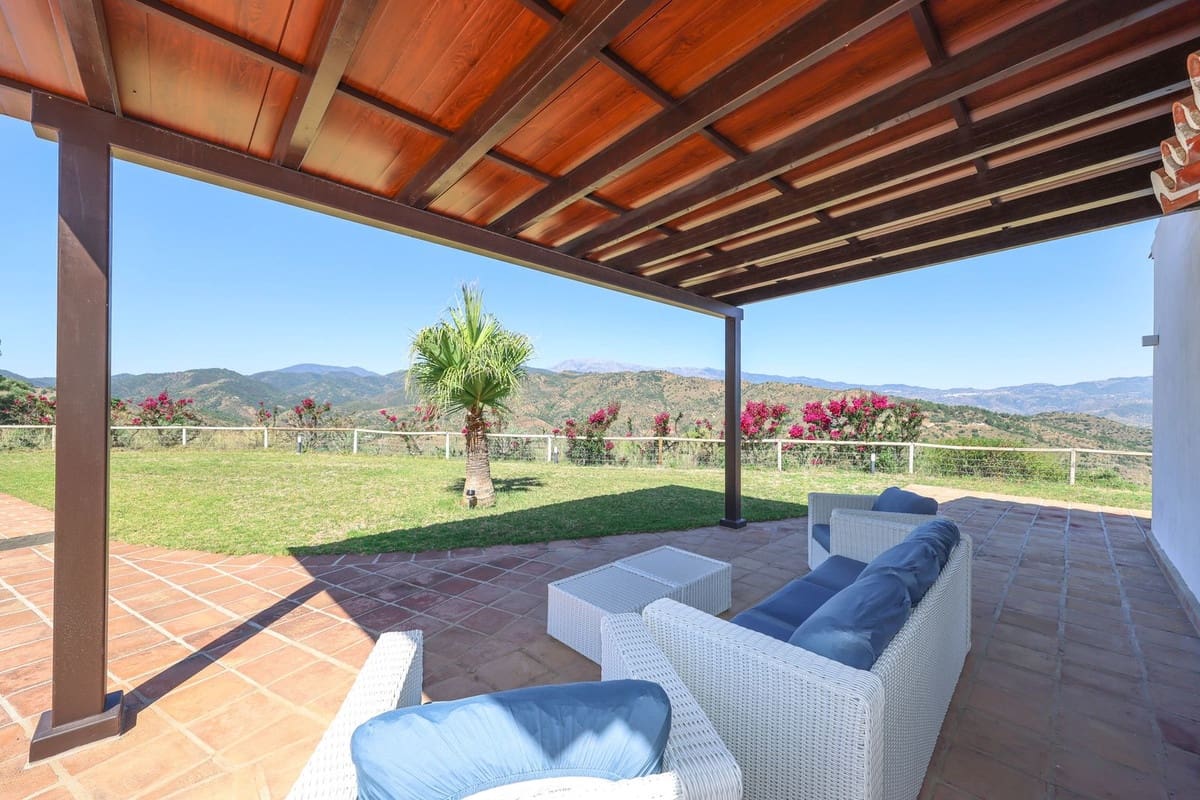 4 bedroom Villa for sale in Guaro with pool garage - € 2,075,000 (Ref: 9905091)