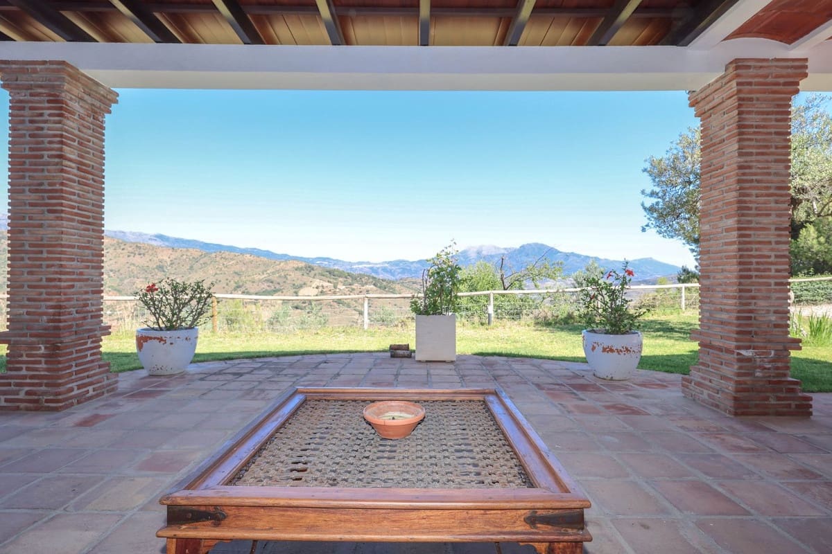 4 bedroom Villa for sale in Guaro with pool garage - € 2,075,000 (Ref: 9905091)