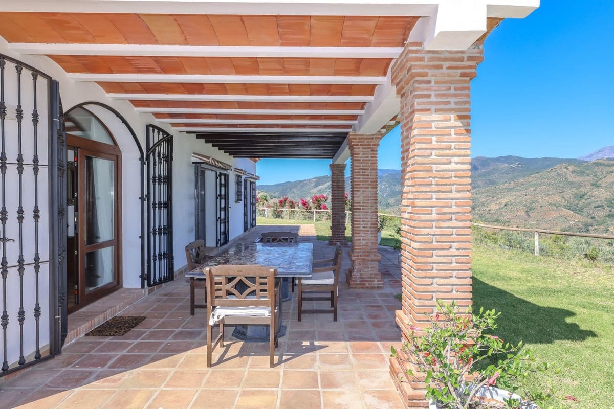4 bedroom Villa for sale in Guaro with pool garage - € 2,075,000 (Ref: 9905091)