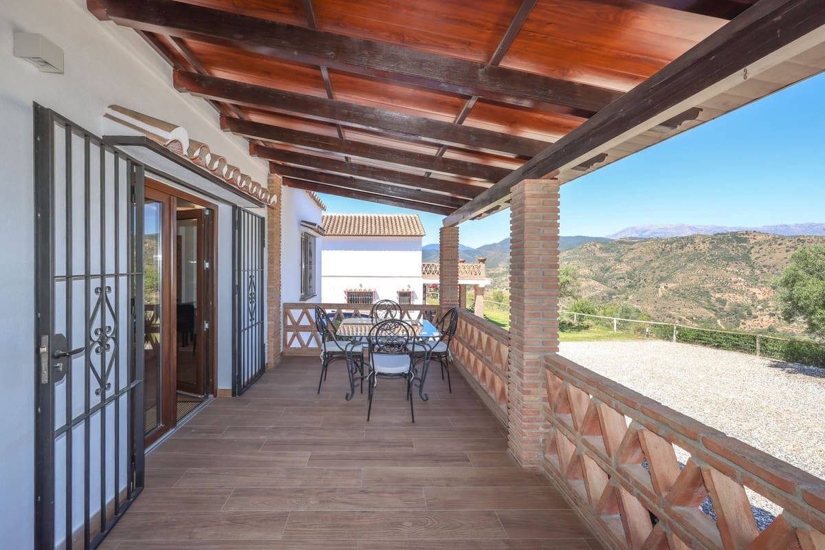 4 bedroom Villa for sale in Guaro with pool garage - € 2,075,000 (Ref: 9905091)