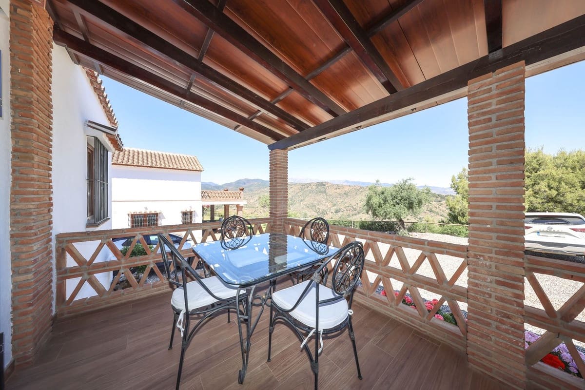 4 bedroom Villa for sale in Guaro with pool garage - € 2,075,000 (Ref: 9905091)