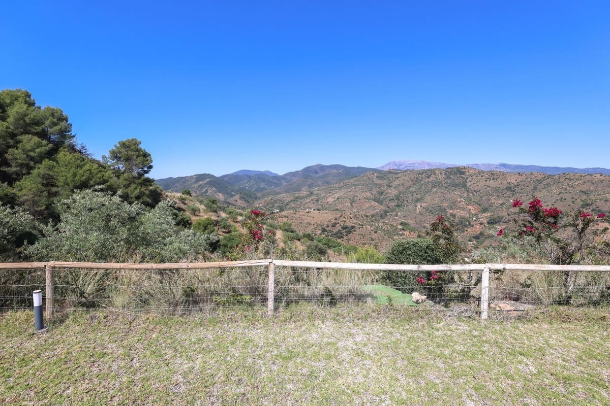 4 bedroom Villa for sale in Guaro with pool garage - € 2,075,000 (Ref: 9905091)