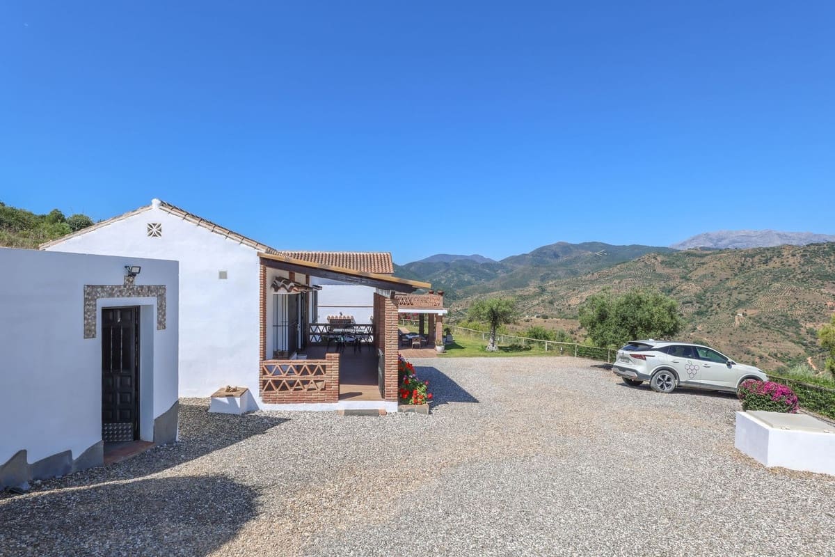 4 bedroom Villa for sale in Guaro with pool garage - € 2,075,000 (Ref: 9905091)