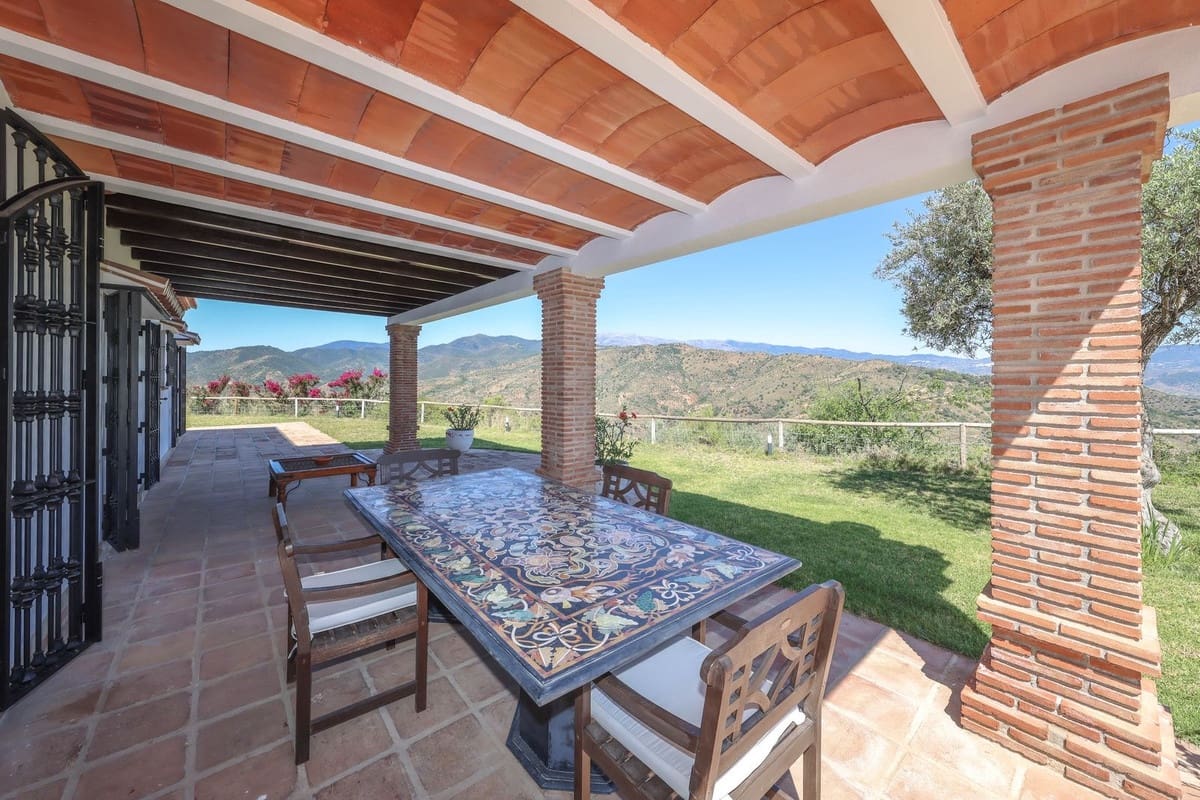 4 bedroom Villa for sale in Guaro with pool garage - € 2,075,000 (Ref: 9905091)