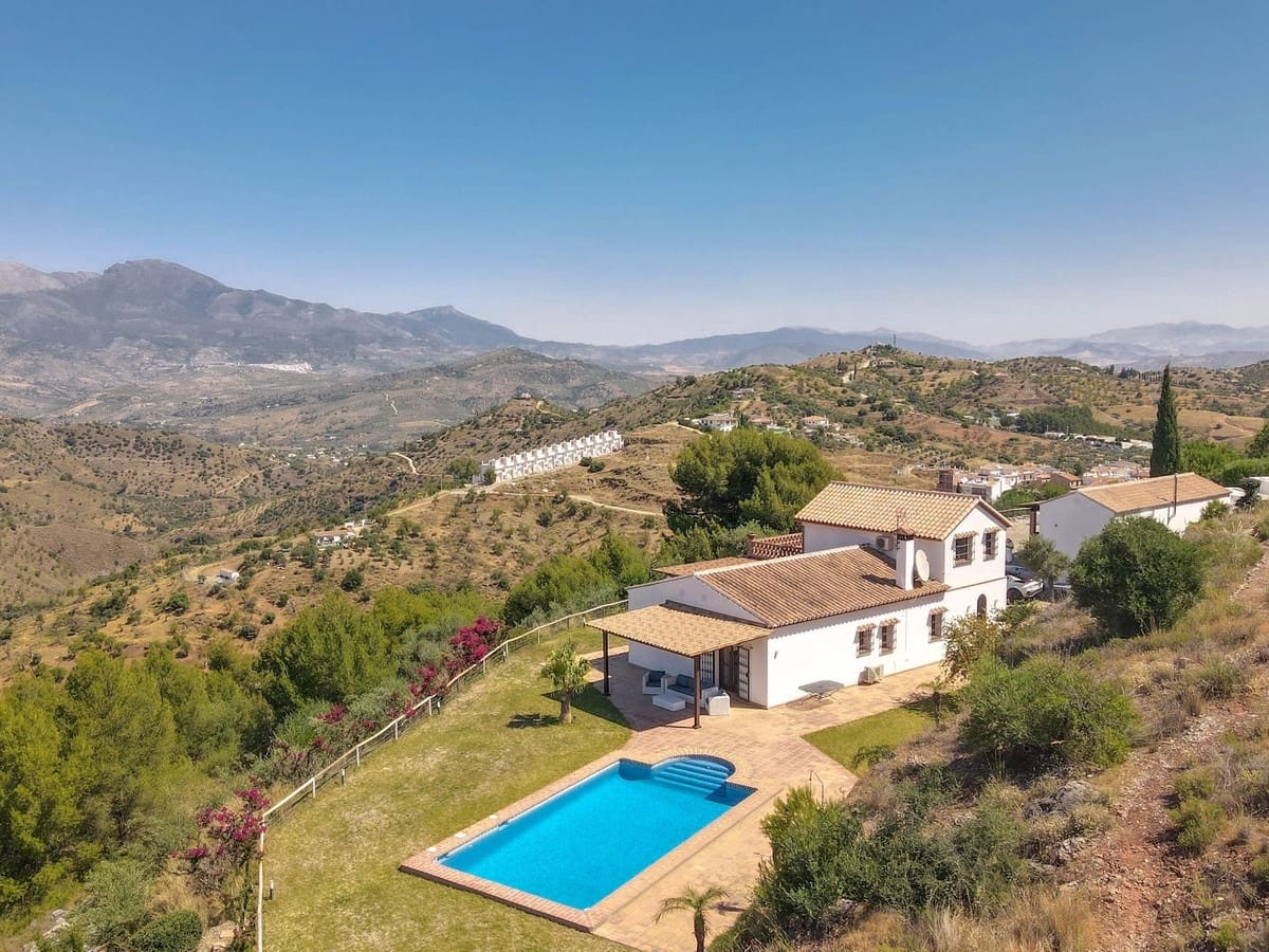 4 bedroom Villa for sale in Guaro with pool garage - € 2,075,000 (Ref: 9905091)