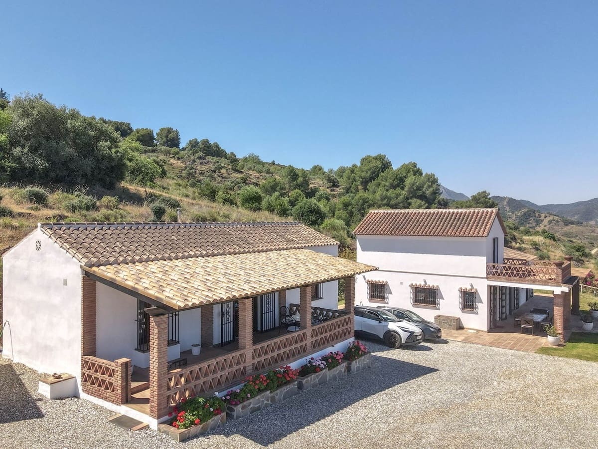 4 bedroom Villa for sale in Guaro with pool garage - € 2,075,000 (Ref: 9905091)