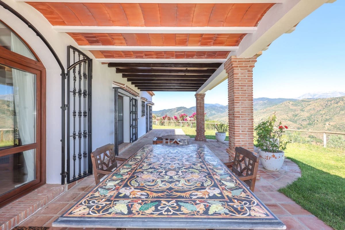 4 bedroom Villa for sale in Guaro with pool garage - € 2,075,000 (Ref: 9905091)