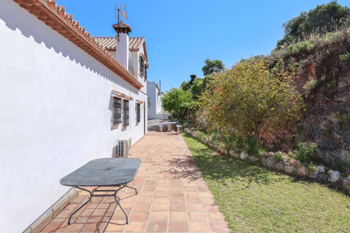 4 bedroom Villa for sale in Guaro with pool garage - € 2,075,000 (Ref: 9905091)