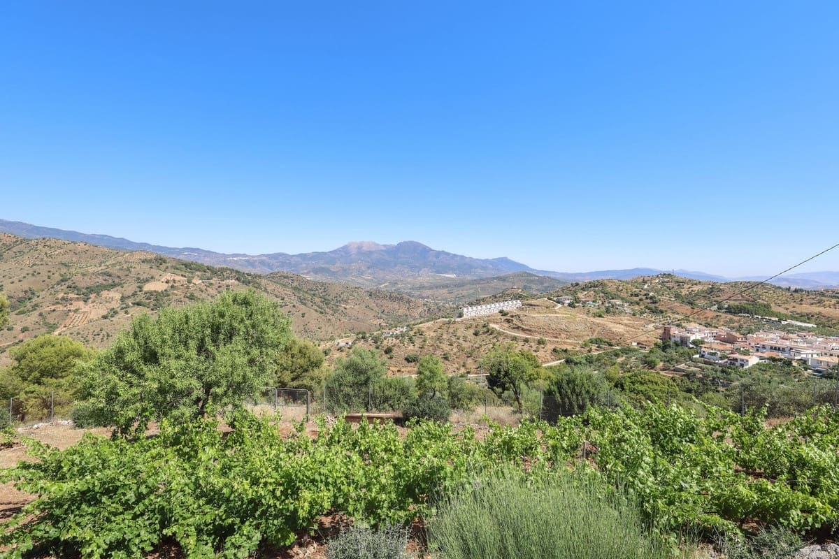 4 bedroom Villa for sale in Guaro with pool garage - € 2,075,000 (Ref: 9905091)
