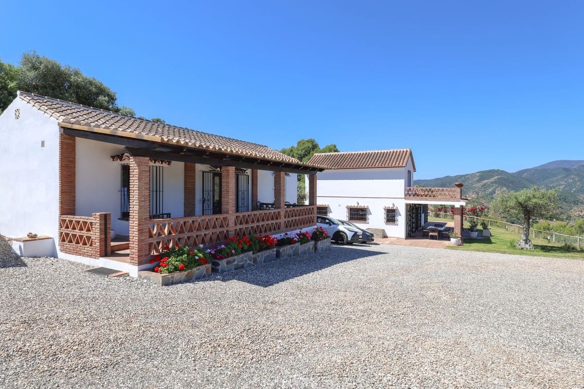 4 bedroom Villa for sale in Guaro with pool garage - € 2,075,000 (Ref: 9905091)