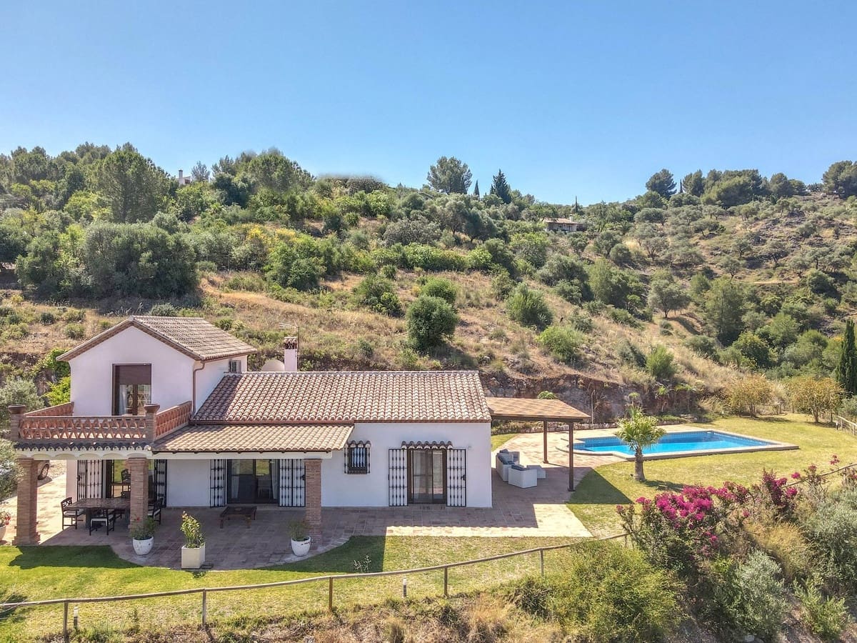 4 bedroom Villa for sale in Guaro with pool garage - € 2,075,000 (Ref: 9905091)