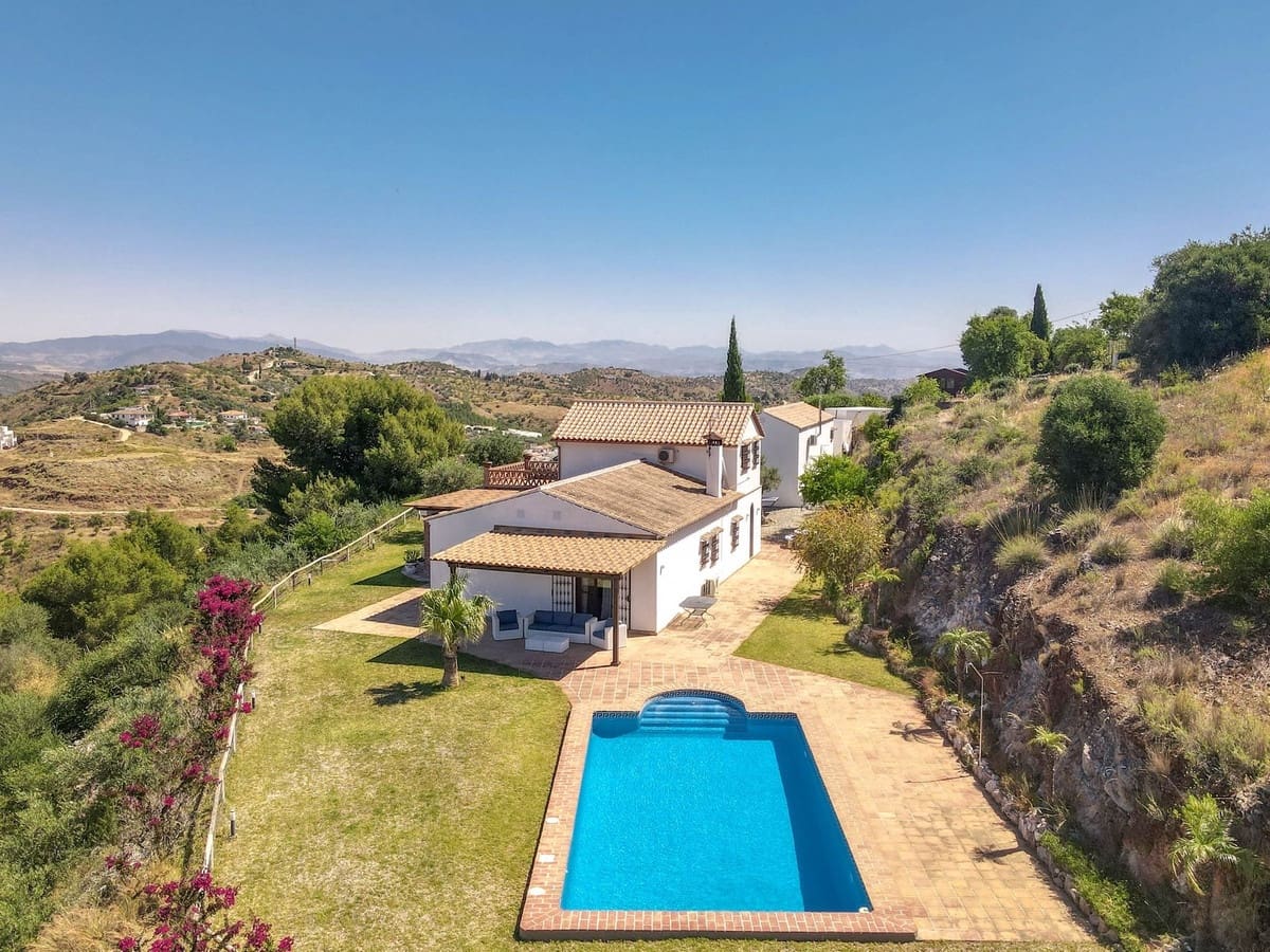 4 bedroom Villa for sale in Guaro with pool garage - € 2,075,000 (Ref: 9905091)