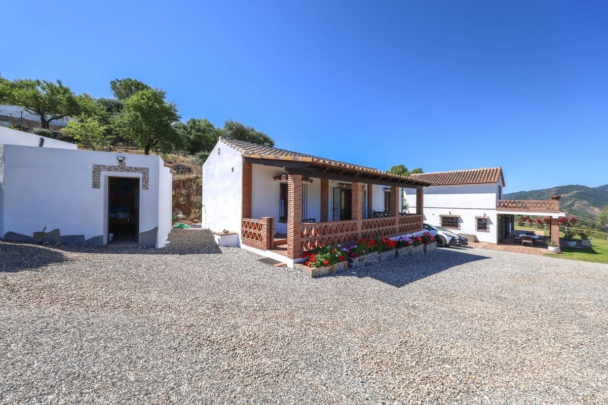 4 bedroom Villa for sale in Guaro with pool garage - € 2,075,000 (Ref: 9905091)
