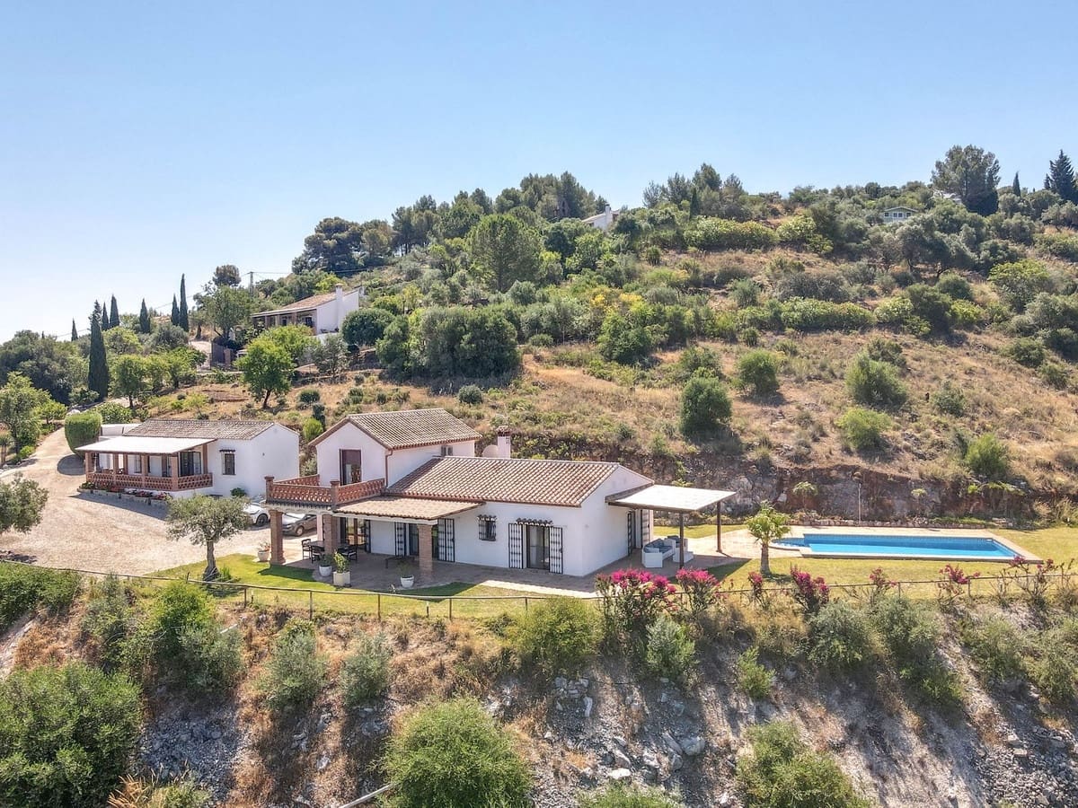 4 bedroom Villa for sale in Guaro with pool garage - € 2,075,000 (Ref: 9905091)
