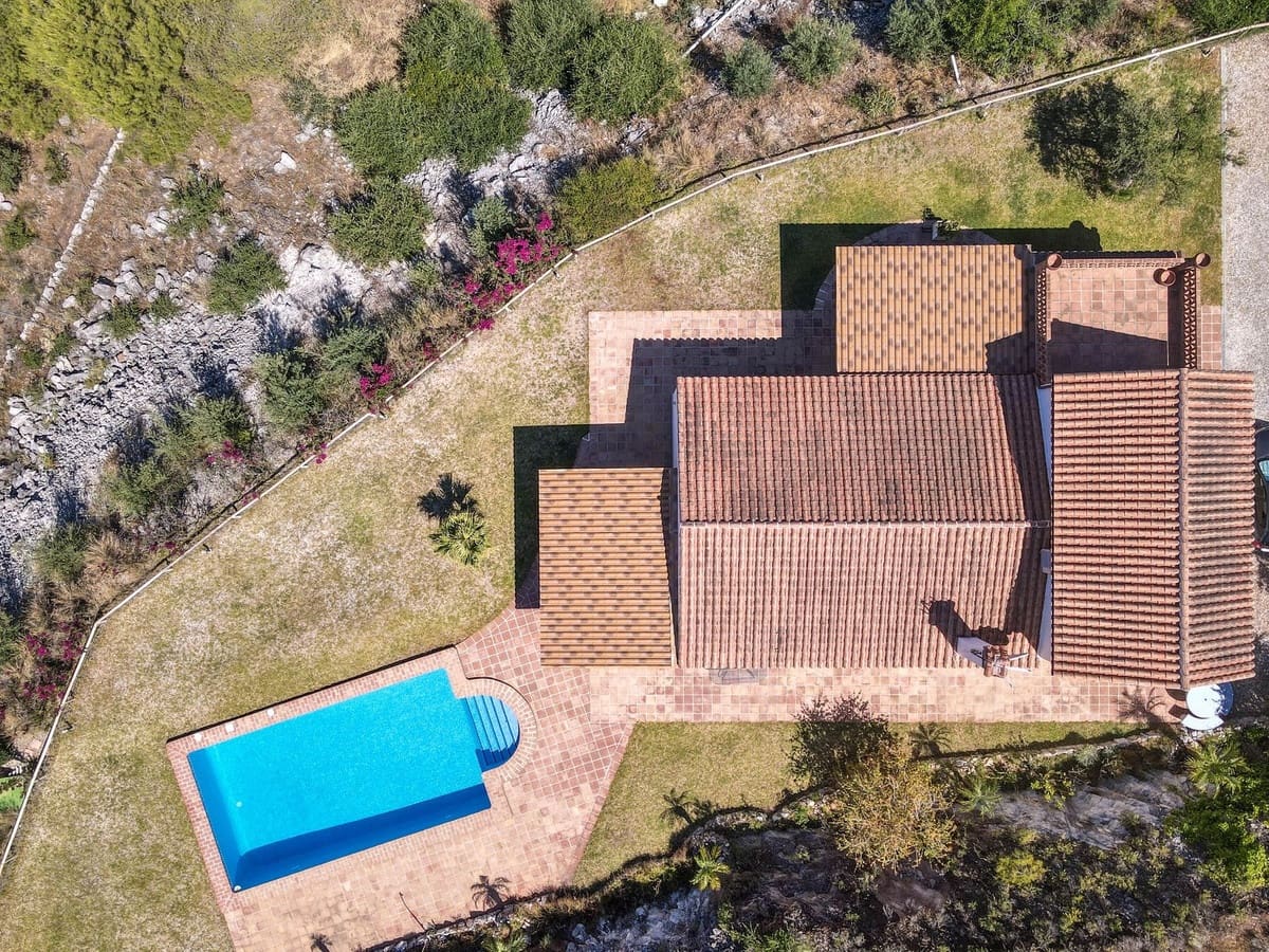 4 bedroom Villa for sale in Guaro with pool garage - € 2,075,000 (Ref: 9905091)