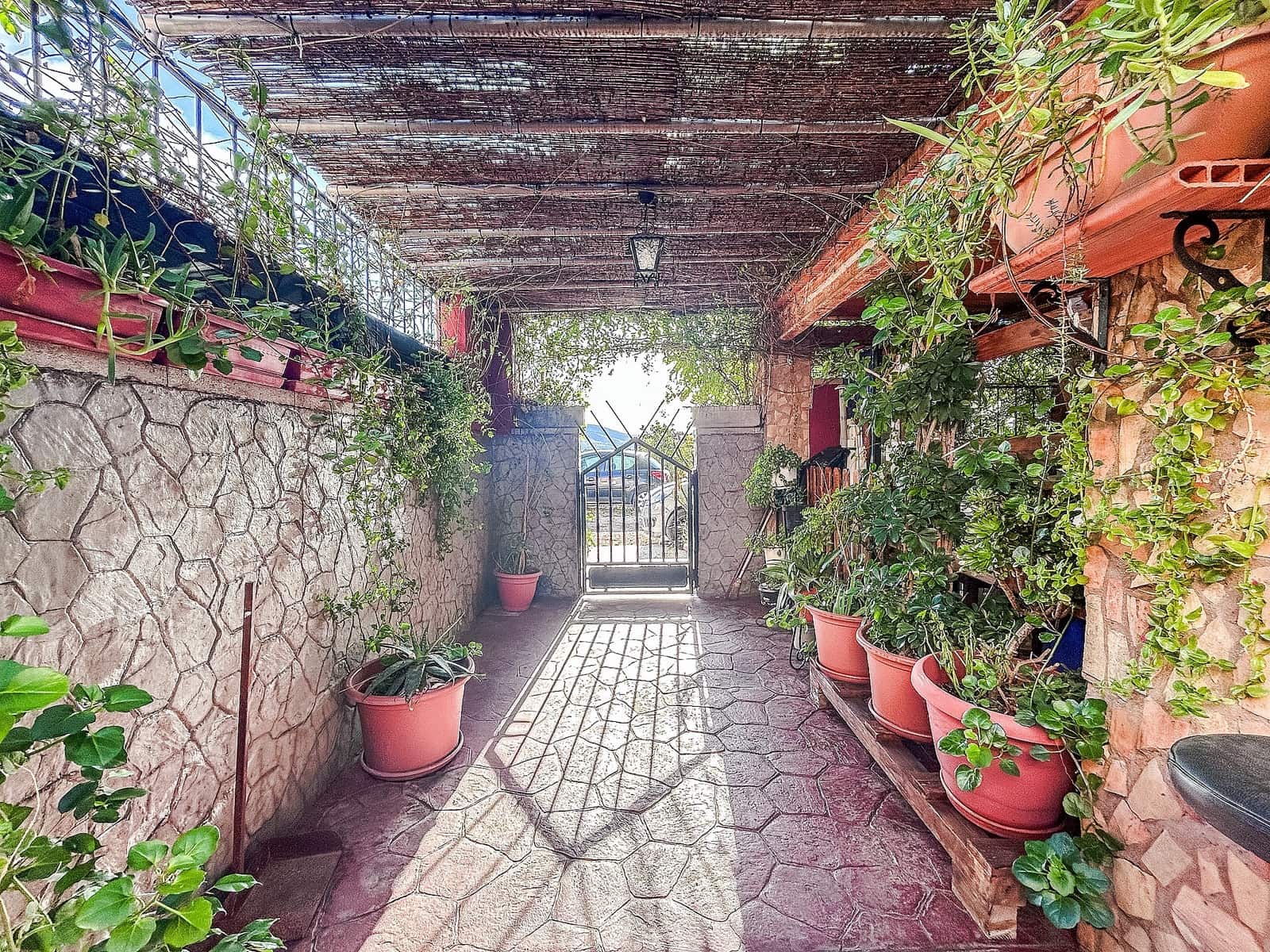 9 bedroom Semi-detached Villa for sale in Sax with garage - € 220,000 (Ref: 10006166)