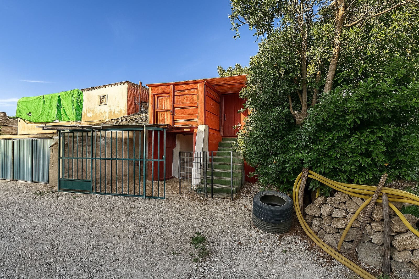 9 bedroom Semi-detached Villa for sale in Sax with garage - € 220,000 (Ref: 10006166)