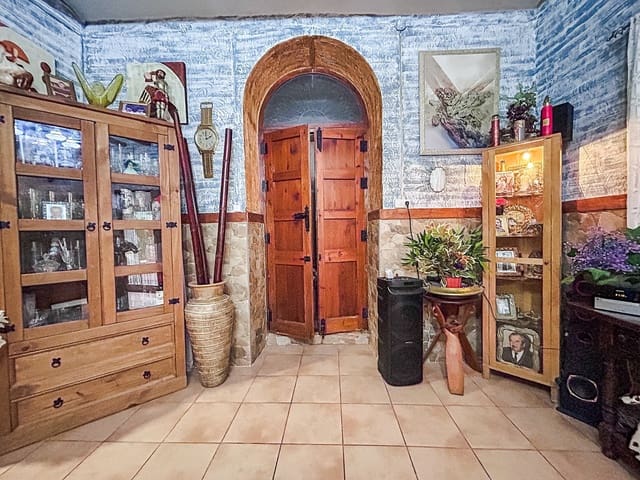 9 bedroom Semi-detached Villa for sale in Sax with garage - € 220,000 (Ref: 10006166)