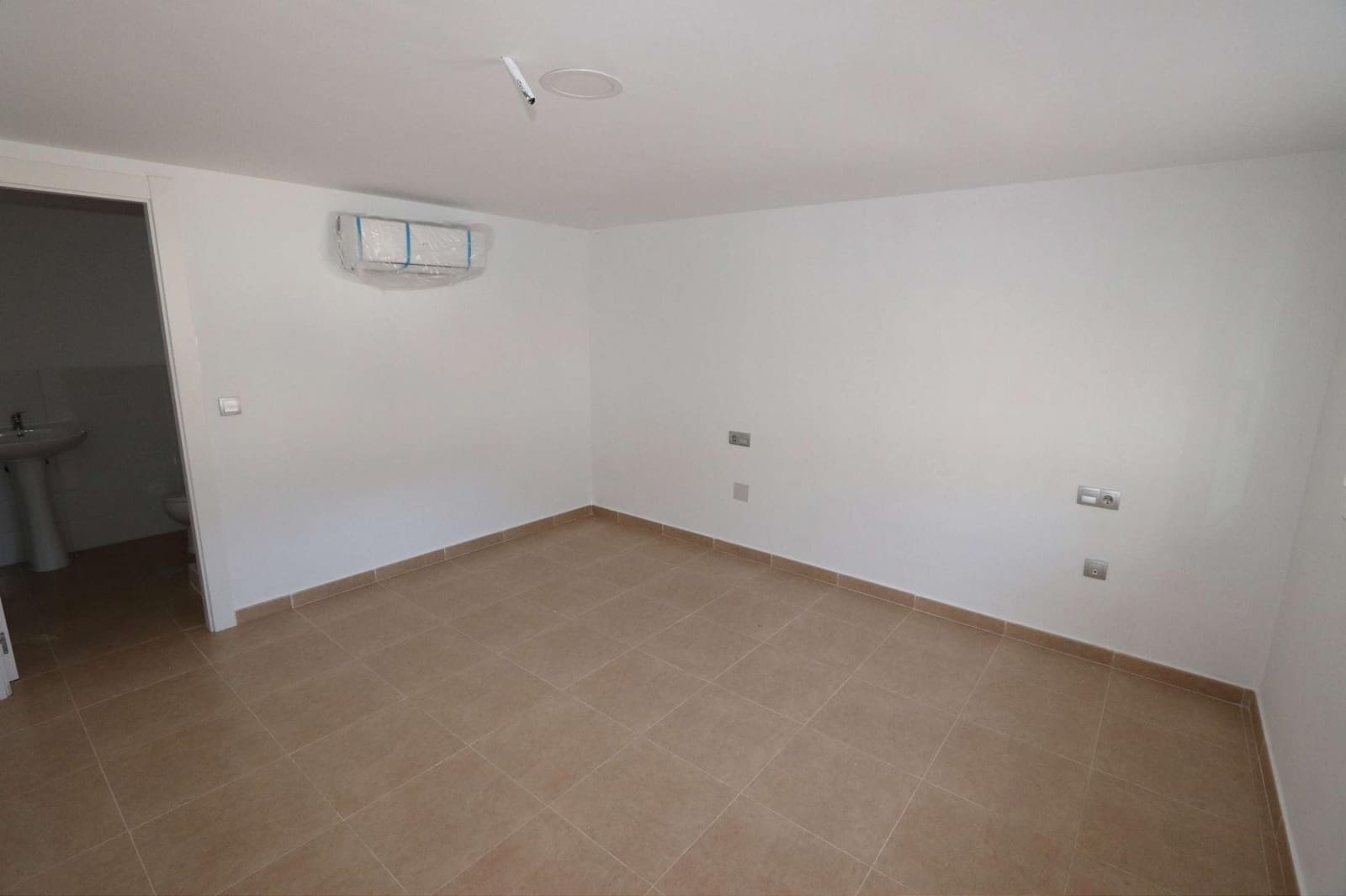 11 slaapkamer Commercieel te koop in Fortuna met zwembad garage - € 360.000 (Ref: 10037806)