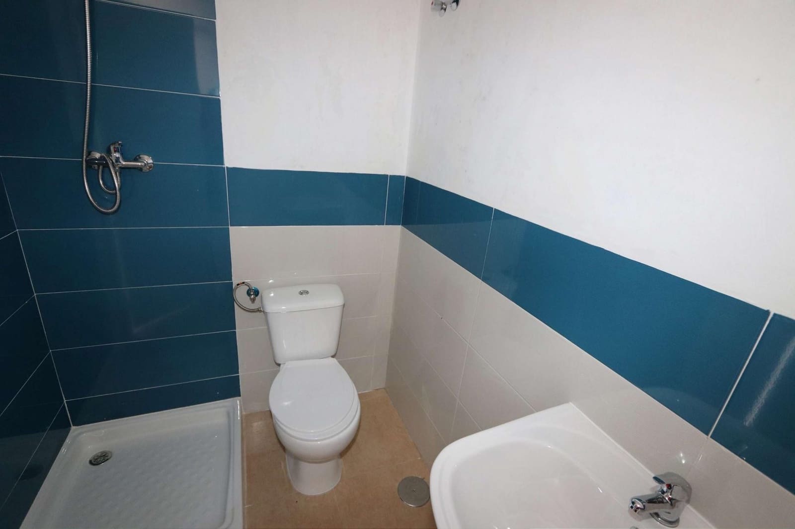 11 slaapkamer Commercieel te koop in Fortuna met zwembad garage - € 360.000 (Ref: 10037806)